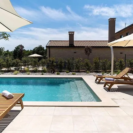 Cozy In With Outdoor Swimming Pool * Poreč