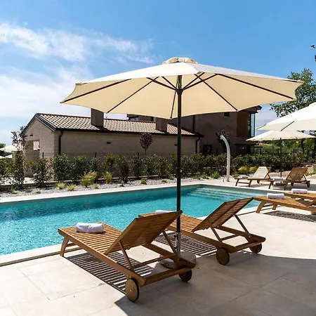 Cozy In With Outdoor Swimming Pool Holiday home