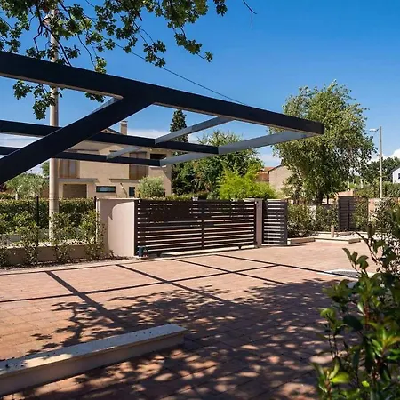 Cozy In With Outdoor Swimming Pool Porec