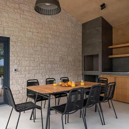 Cozy In With Outdoor Swimming Pool Holiday home