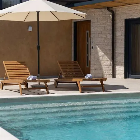 Cozy In With Outdoor Swimming Pool *