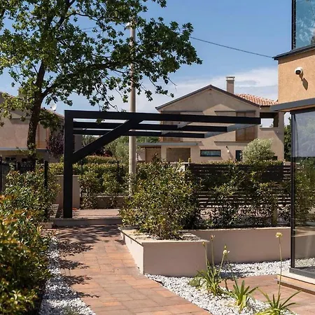 Cozy In With Outdoor Swimming Pool Holiday home Porec