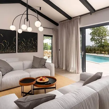 Cozy In With Outdoor Swimming Pool *