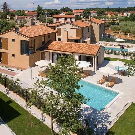 Cozy In With Outdoor Swimming Pool * Porec